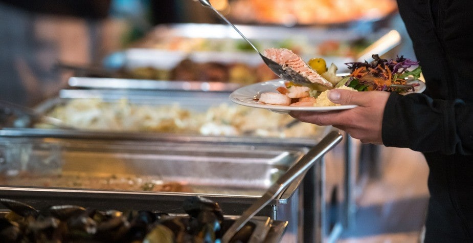 Comida a quilo: entenda se vale a pena investir no conceito de acordo com o seu tipo de restaurante